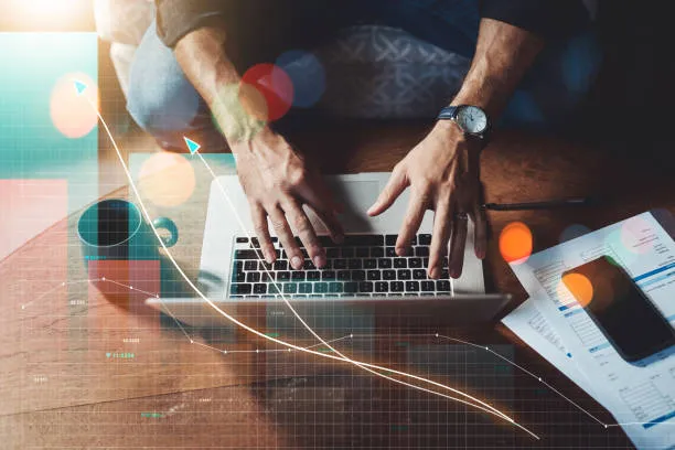 Человек работает за ноутбуком с графиками роста